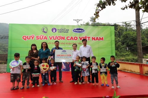12 năm VINAMILK cùng quỹ sữa vươn cao Việt Nam mang lại niềm vui uống sữa cho trẻ em khó khăn tỉnh Yên Bái